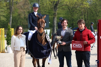 Izabella Rogers lifts the Pony Grand Prix with Neil 55 at Compiegne’s Youth Festival